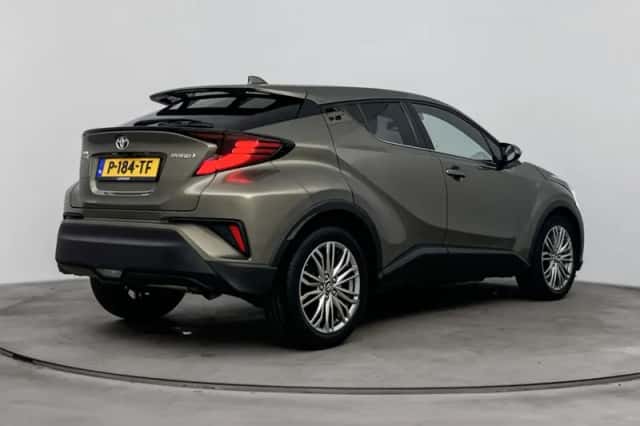 Toyota C-HR (2022) thumbnail 2