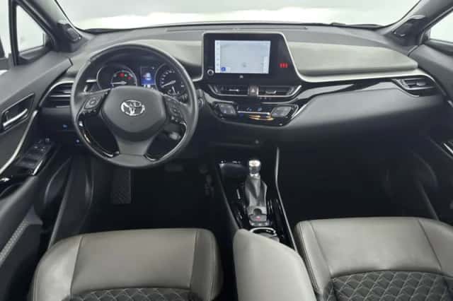 Toyota C-HR (2022) thumbnail 4