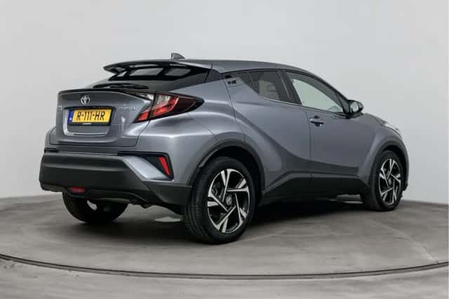 Toyota C-HR (2022) thumbnail 2