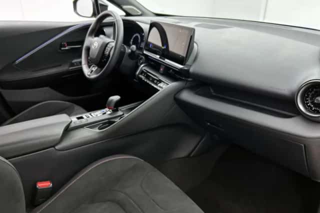 Toyota C-HR (2025) thumbnail 6