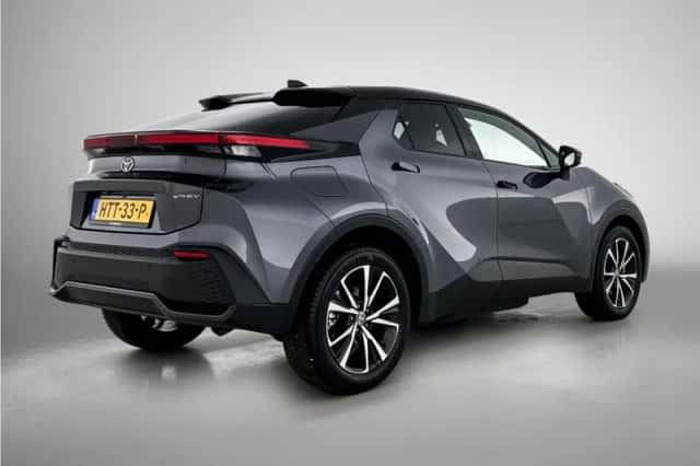 Toyota C-HR (2025) thumbnail 2