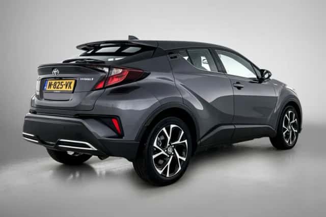 Toyota C-HR (2022) thumbnail 2
