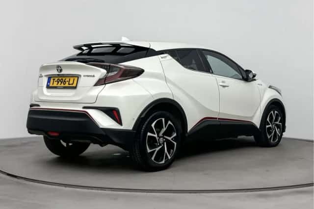 Toyota C-HR (2019) thumbnail 2