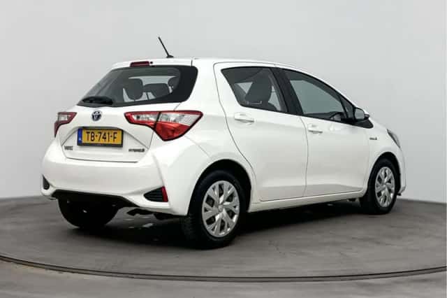Toyota Yaris (2017) thumbnail 2