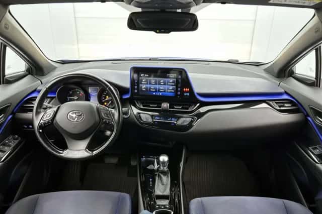 Toyota C-HR (2017) thumbnail 4