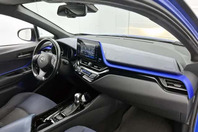 Toyota C-HR (2017) thumbnail 6