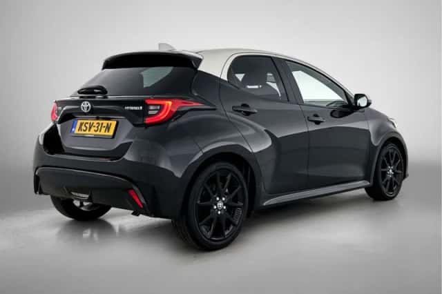 Toyota Yaris (2022) thumbnail 2