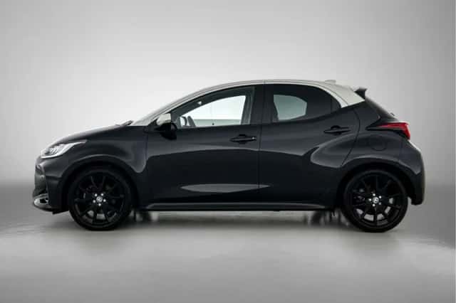 Toyota Yaris (2022) thumbnail 3