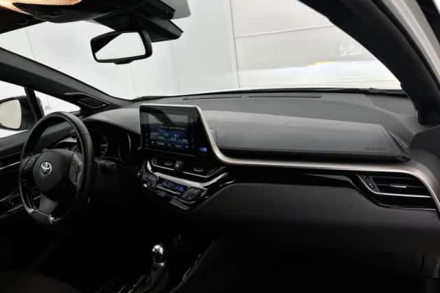 Toyota C-HR (2019) thumbnail 6