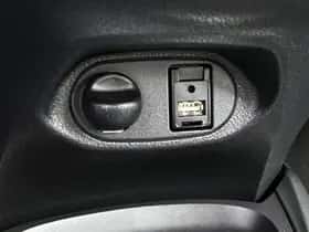 Toyota Yaris (2014) thumbnail 23