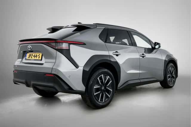 Toyota bZ4X (2025) thumbnail 2