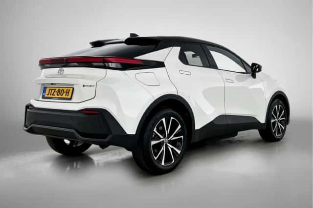 Toyota C-HR (2025) thumbnail 2