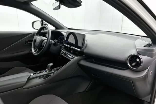 Toyota C-HR (2025) thumbnail 6