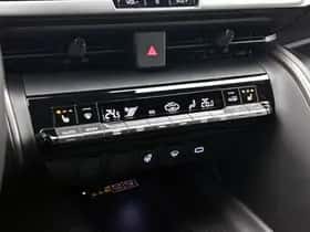 Toyota C-HR (2025) thumbnail 9
