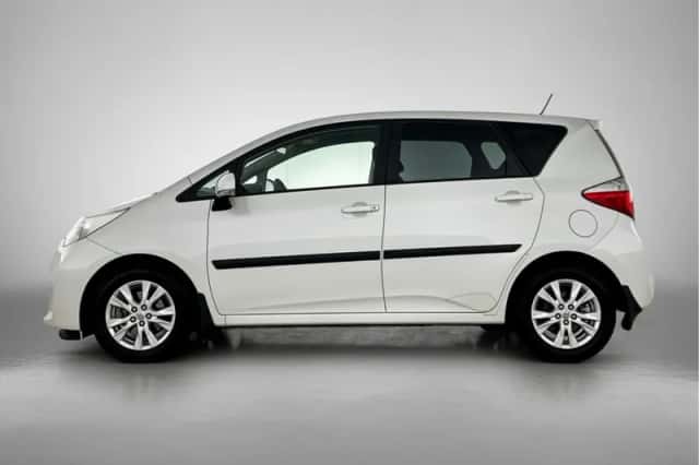 Toyota Verso-S (2011) thumbnail 3