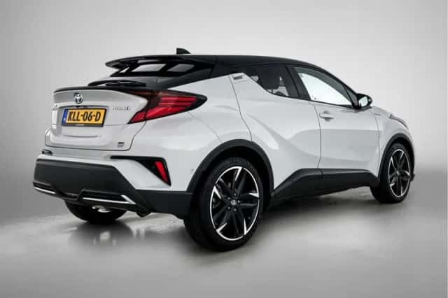 Toyota C-HR (2022) thumbnail 2