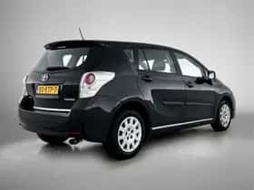 Toyota Verso (2010) thumbnail 2