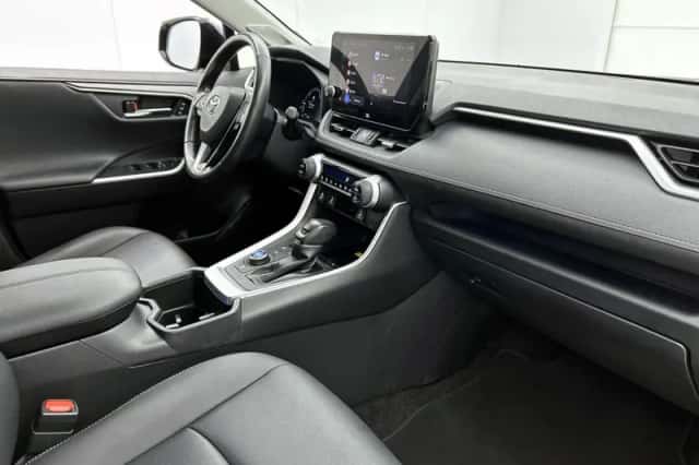 Toyota RAV4 (2023) thumbnail 5