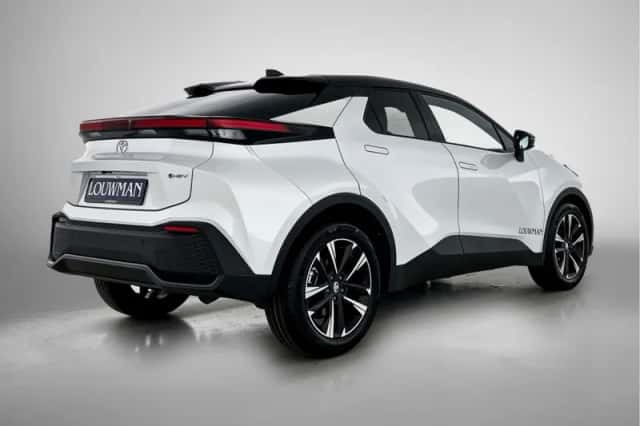 Toyota C-HR (2025) thumbnail 2
