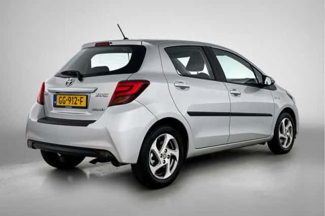 Toyota Yaris (2015) thumbnail 2