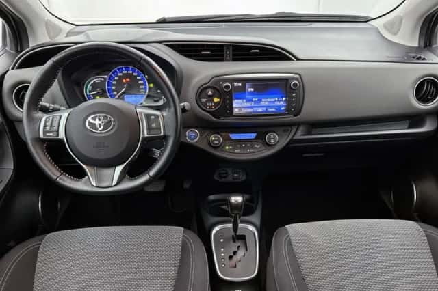 Toyota Yaris (2015) thumbnail 4