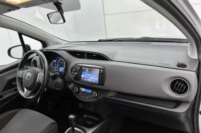 Toyota Yaris (2015) thumbnail 6