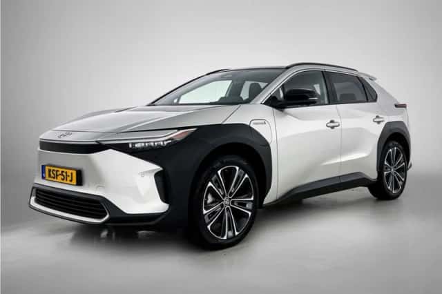 Toyota bZ4X (2023) thumbnail 1
