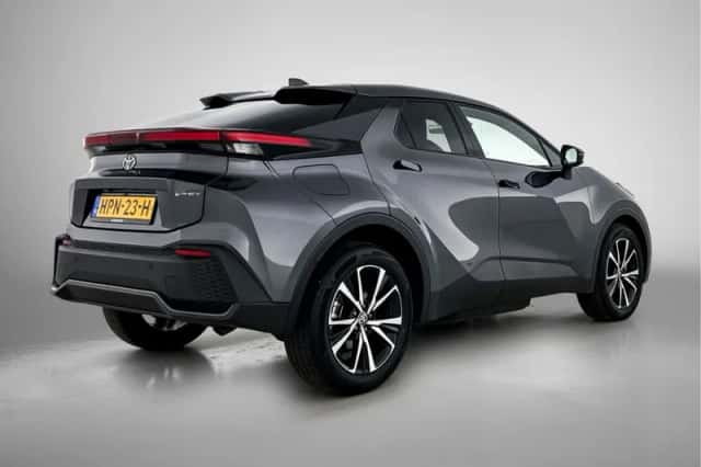 Toyota C-HR (2025) thumbnail 2