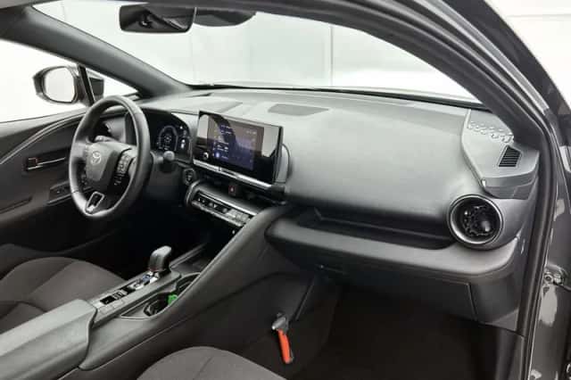 Toyota C-HR (2025) thumbnail 6