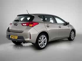Toyota Auris (2015) thumbnail 2