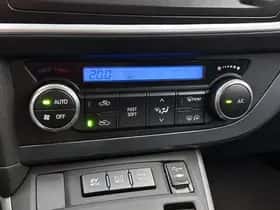 Toyota Auris (2015) thumbnail 9