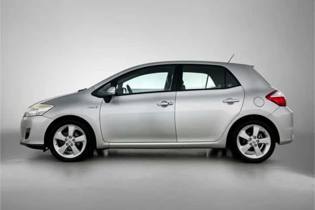 Toyota Auris (2010) thumbnail 3