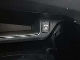 Toyota C-HR (2019) thumbnail 25