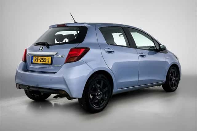 Toyota Yaris (2015) thumbnail 2