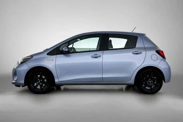 Toyota Yaris (2015) thumbnail 3