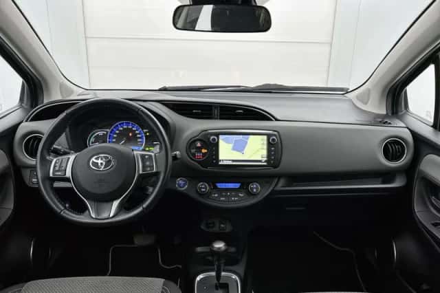 Toyota Yaris (2015) thumbnail 4