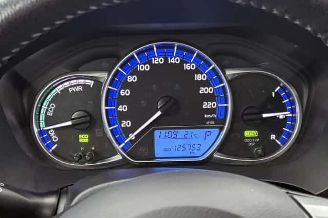 Toyota Yaris (2015) thumbnail 5