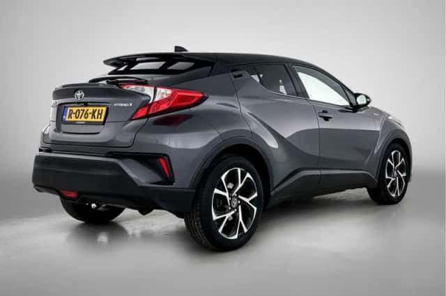 Toyota C-HR (2017) thumbnail 2