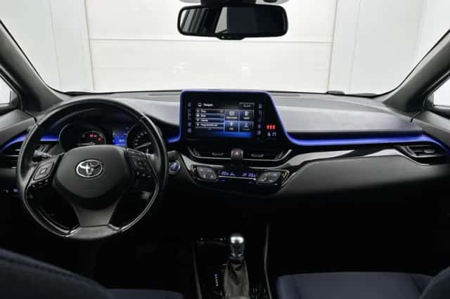 Toyota C-HR (2017) thumbnail 4