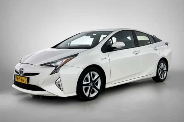 Toyota Prius (2017) thumbnail 1
