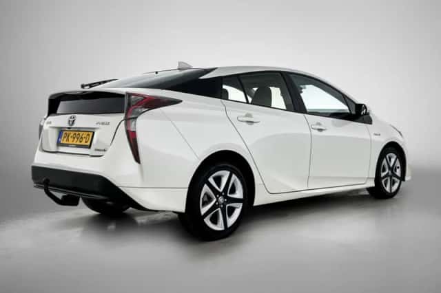 Toyota Prius (2017) thumbnail 2