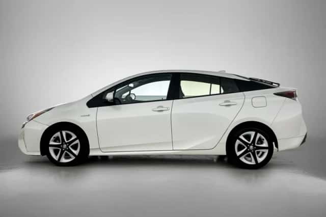 Toyota Prius (2017) thumbnail 3