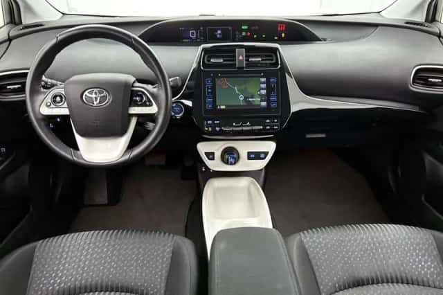 Toyota Prius (2017) thumbnail 4
