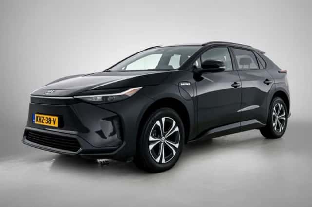 Toyota bZ4X (2023) thumbnail 1