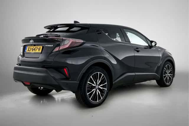 Toyota C-HR (2019) thumbnail 2