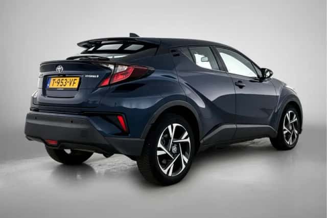 Toyota C-HR (2023) thumbnail 2