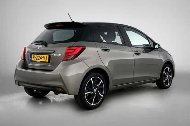 Toyota Yaris (2016) thumbnail 2