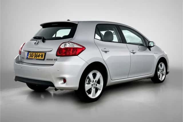 Toyota Auris (2010) thumbnail 2