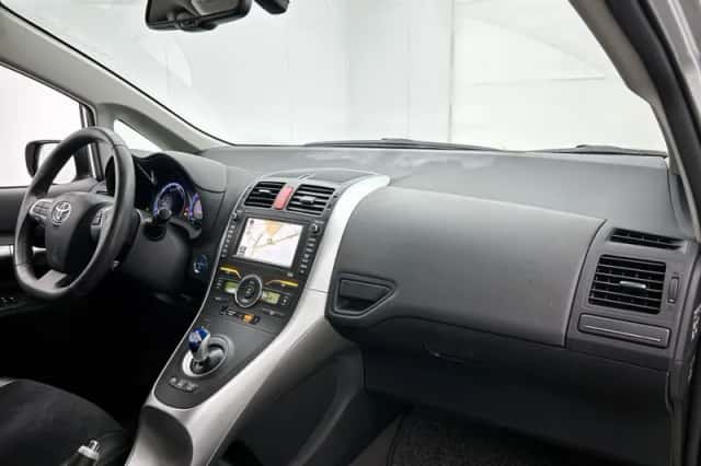 Toyota Auris (2010) thumbnail 6