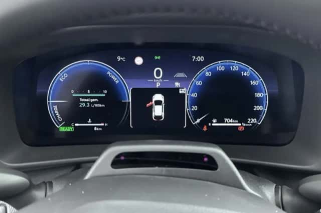 Toyota C-HR (2025) thumbnail 4